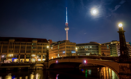 der Berliner Fernsehturm in der Nacht